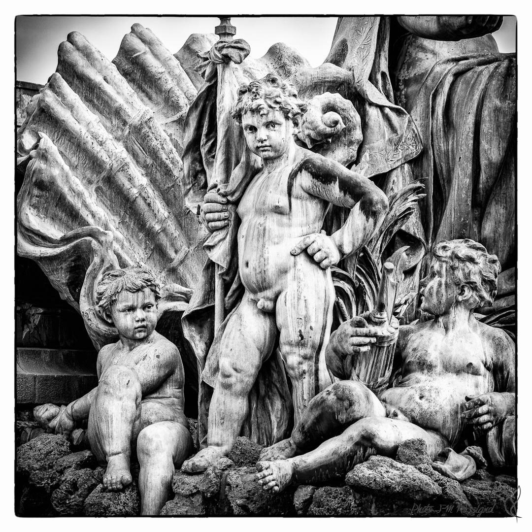Détail du groupe statuaire en bronze de la fontaine du monument aux Girondins