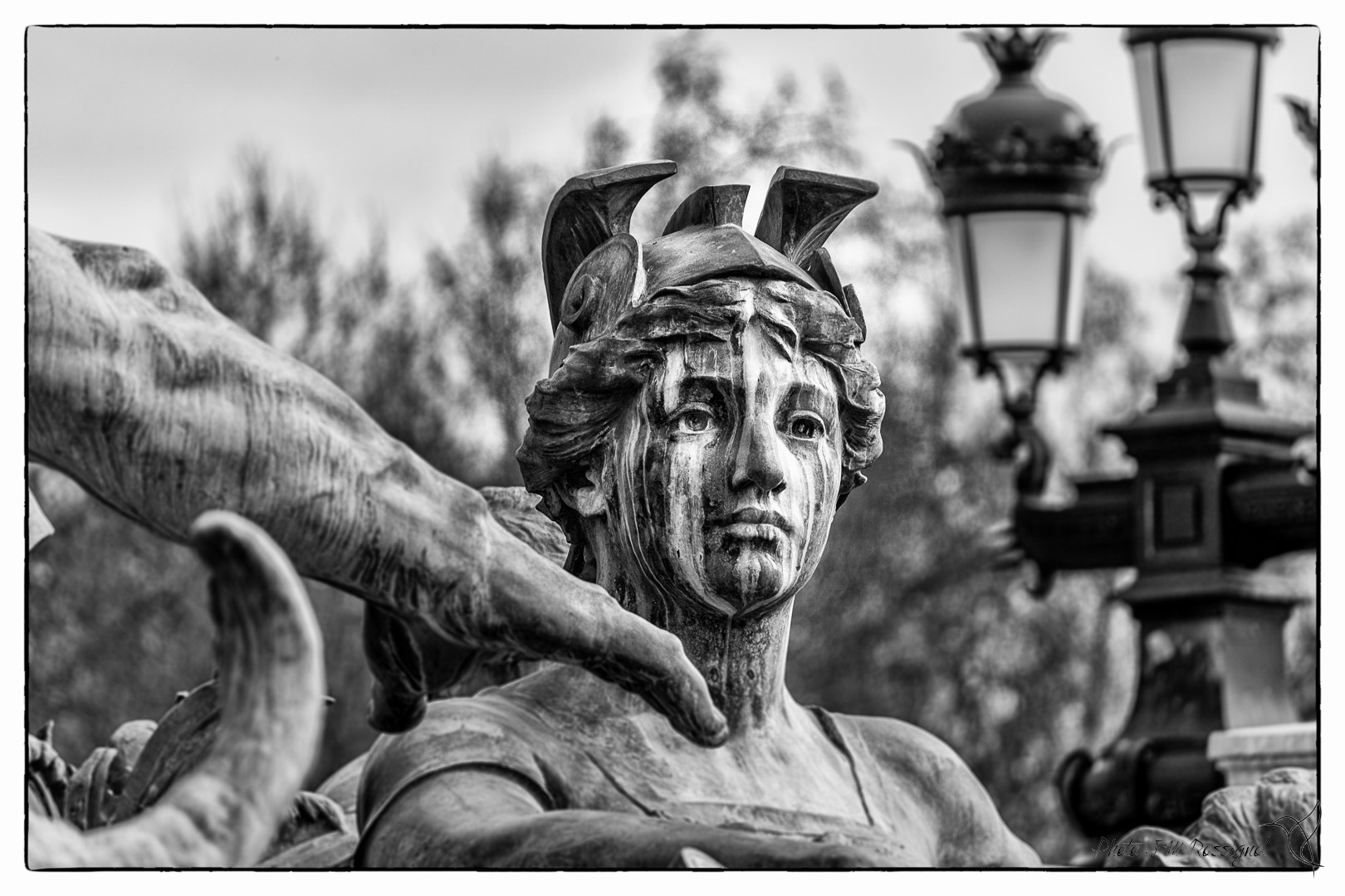 Détail du groupe statuaire en bronze de la fontaine du monument aux Girondins